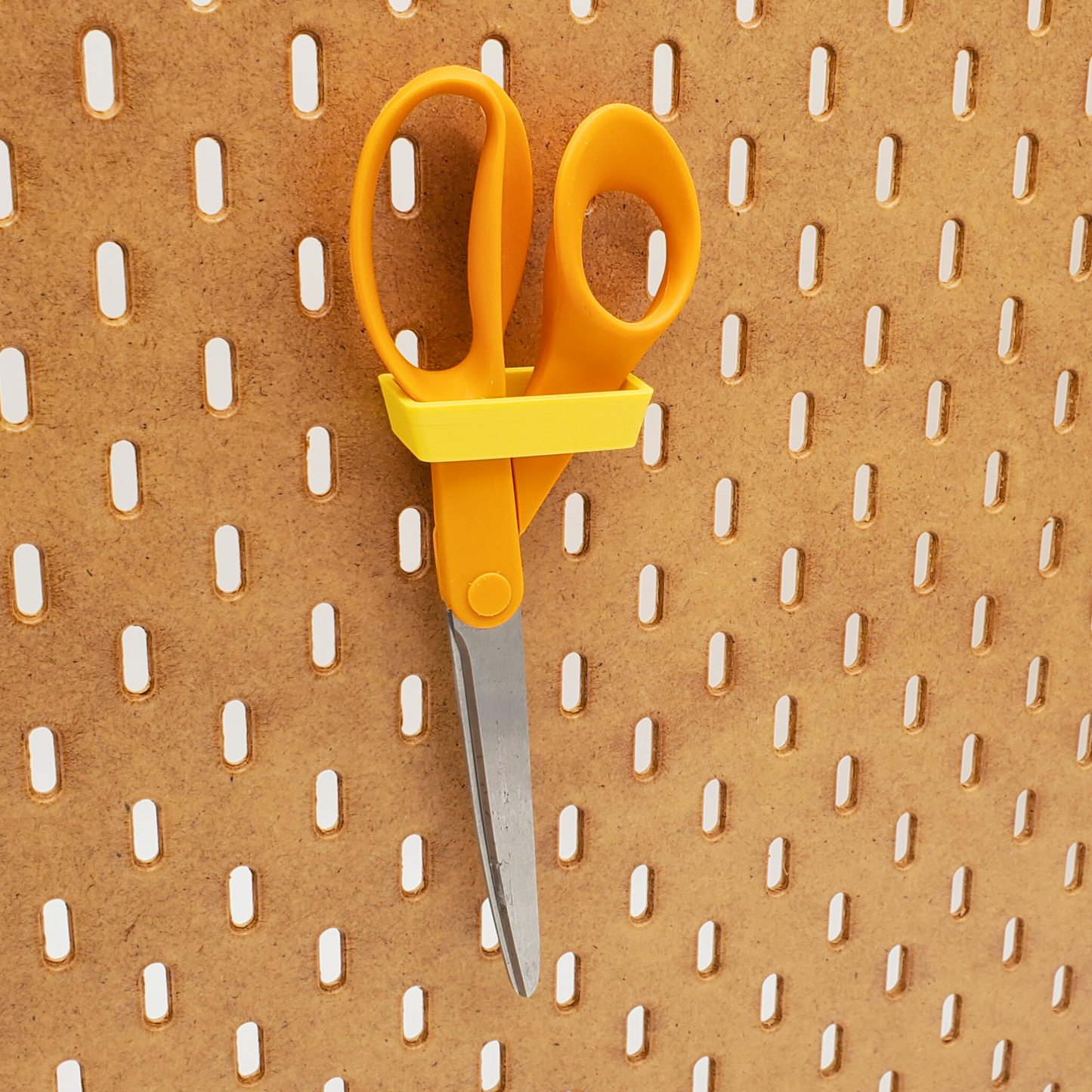 Savannah Yellow SKADIS Accessory holding an orange scissor