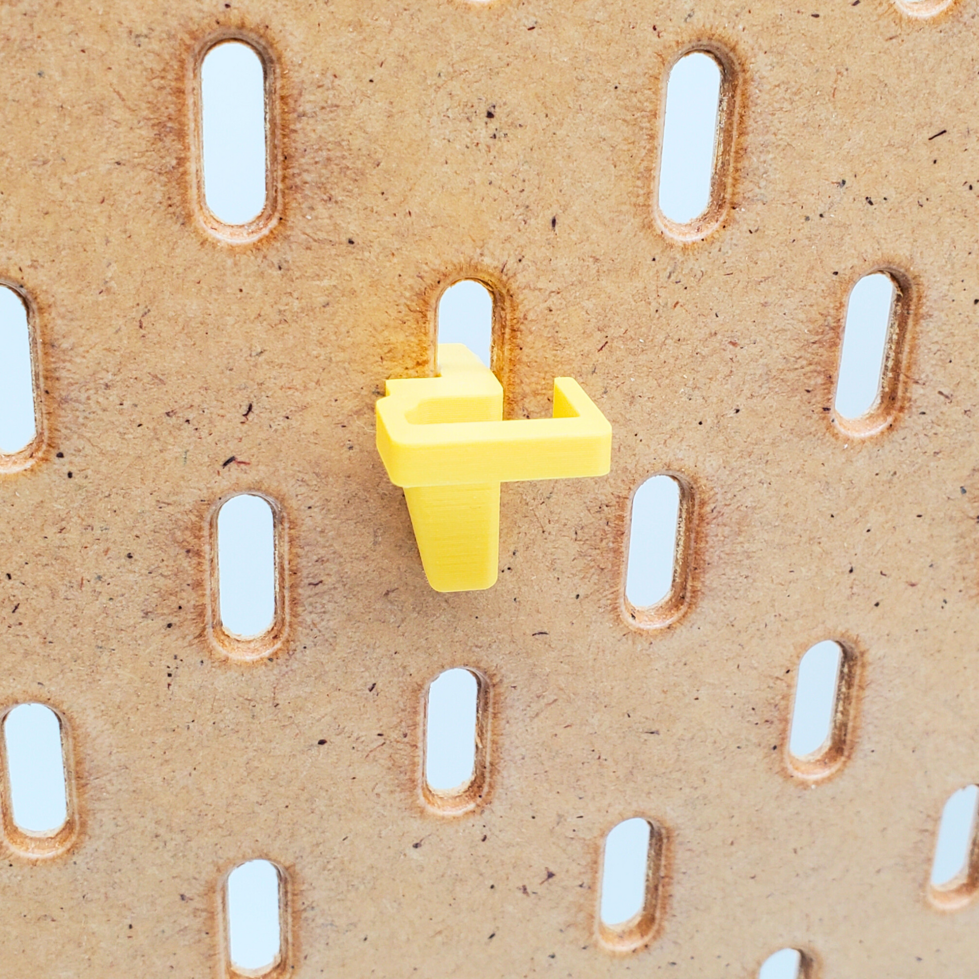 Front view of SKADIS Pegboard Vertical Wire Clips
