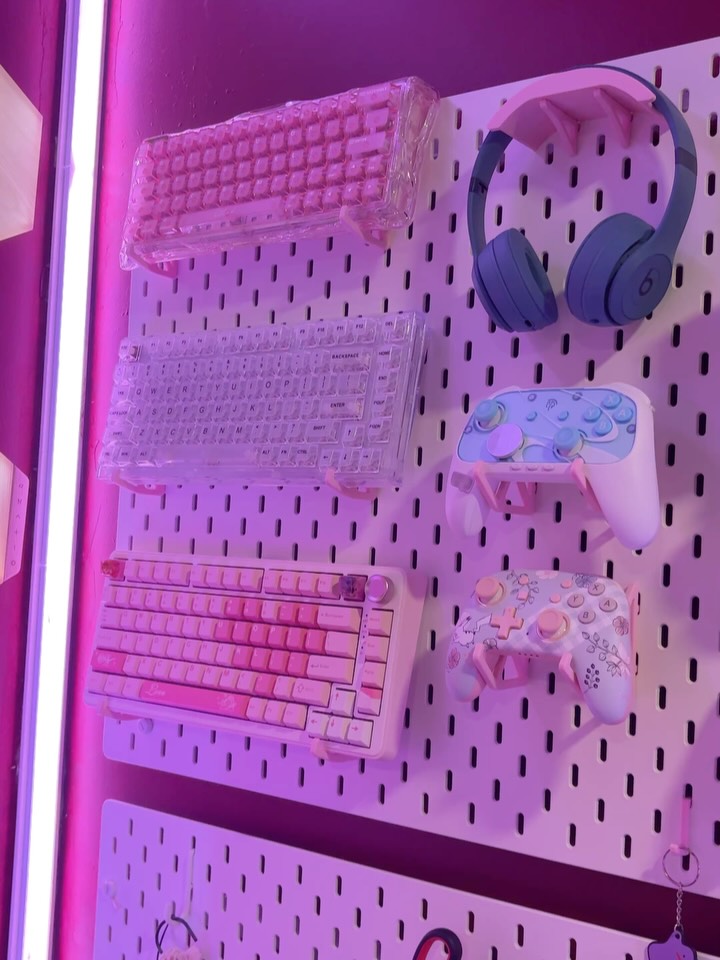 Gaming setup by Serenity (@astralsway_) using IKEA SKADIS pegboard with keyboards and controllers