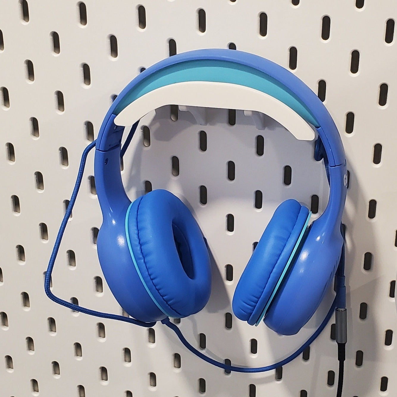 Cotton White Headphone holder with blue headphones